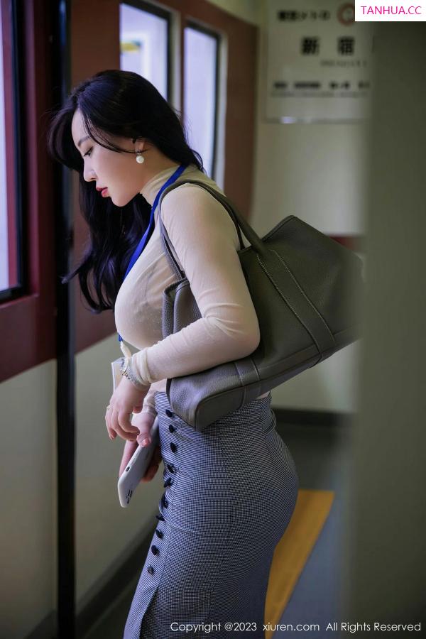 王格 王婉悠 [XiuRen]高清写真图 2023.07.10 No.7054 王婉悠Queen 丝袜美臀第11张图片